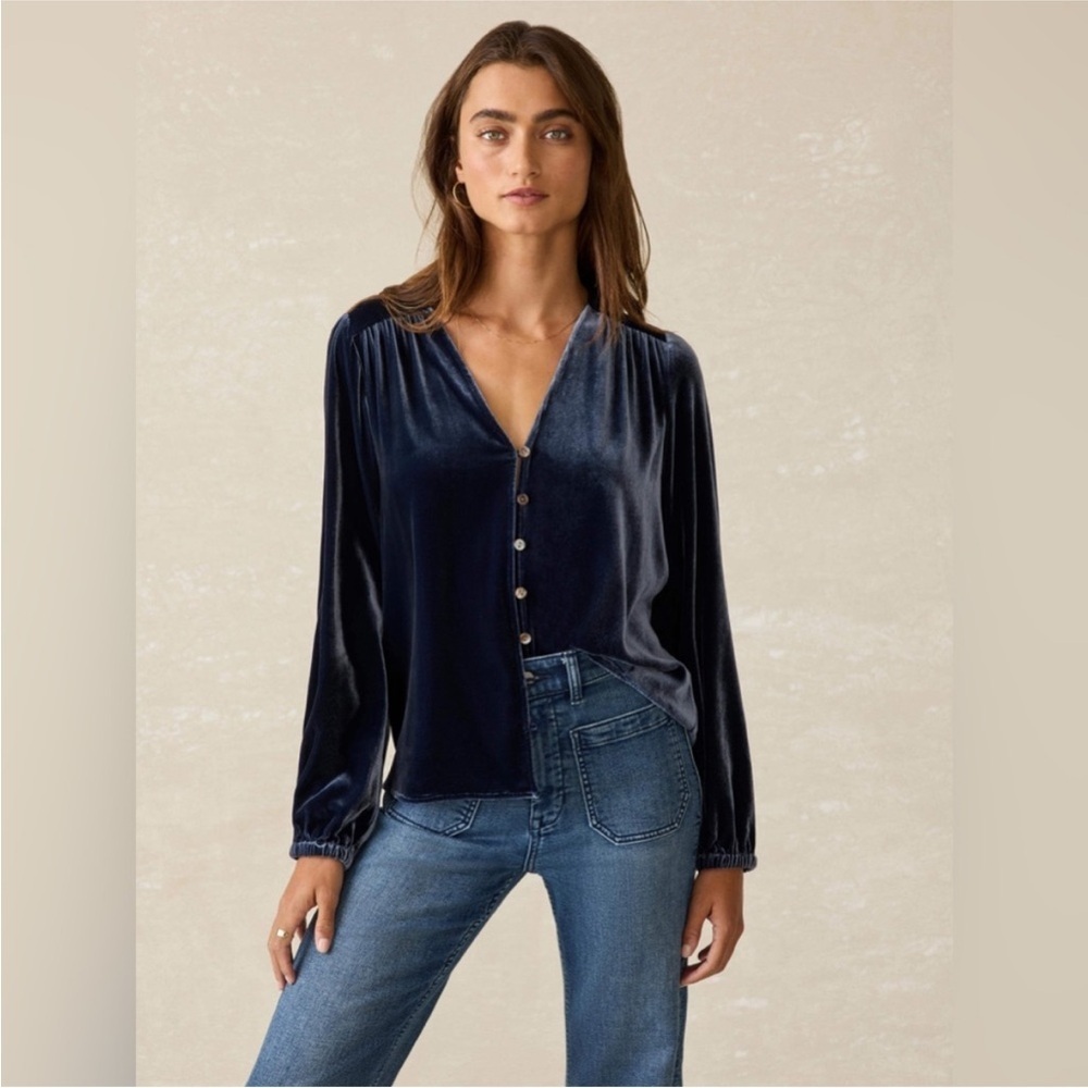 Faherty Stretch Silk Velvet Rowan Top Navy Size S